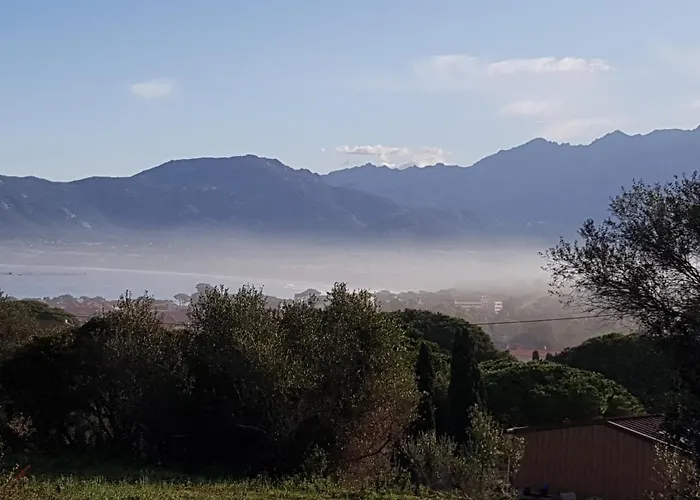 Le Pailler 2p Et 3 Enfants Sous Le Tipi קאלבי